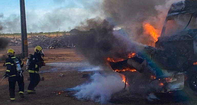 Em Cariri, sul do Tocantins, bombeiros militares apagam chamas que consomem uma carreta